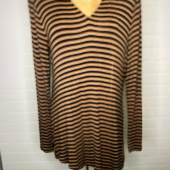 Cabi Slant Tee. Medium. - Picture 2 of 3